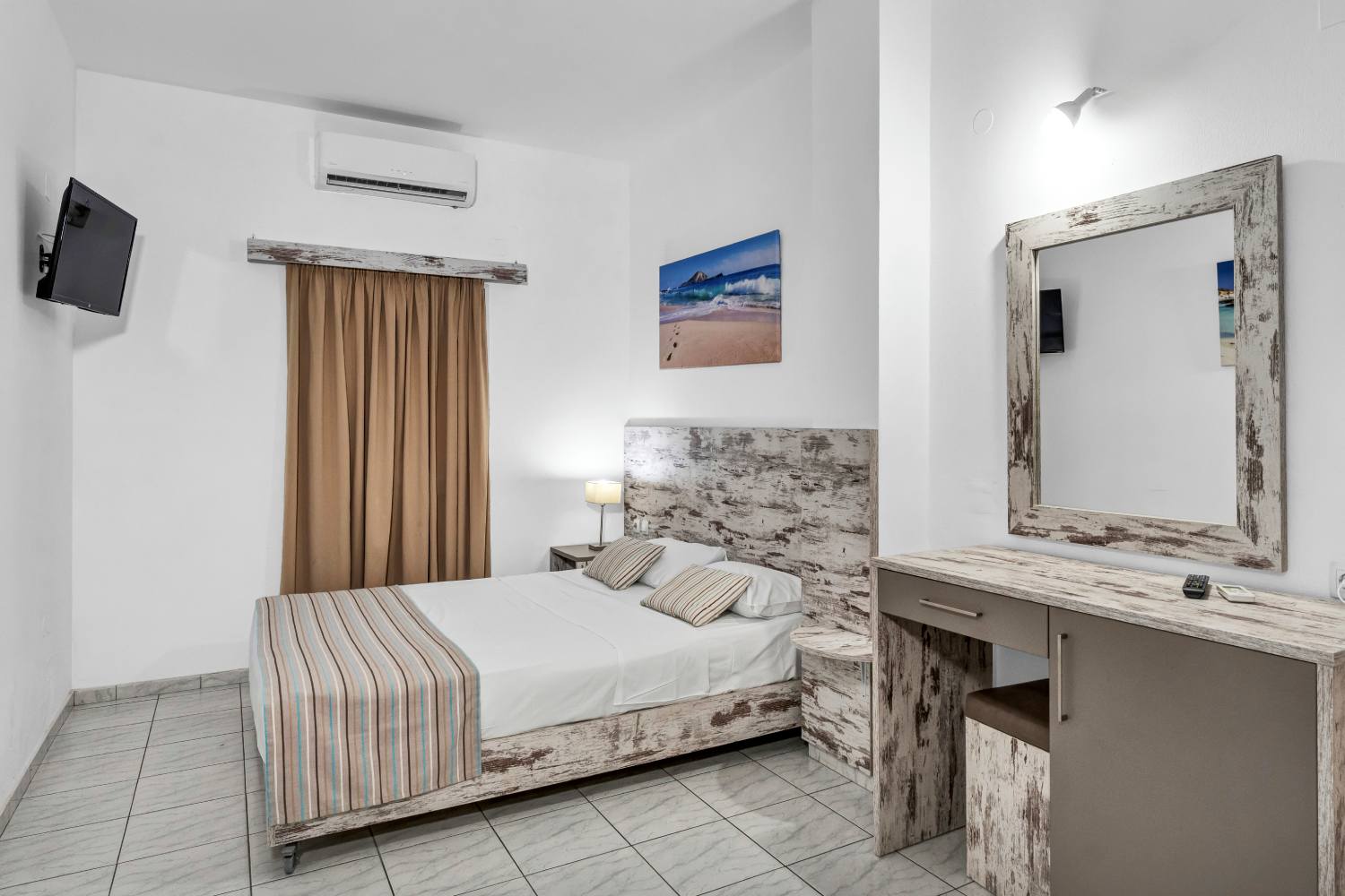 Erato hotel junior suite 4 pax. 8