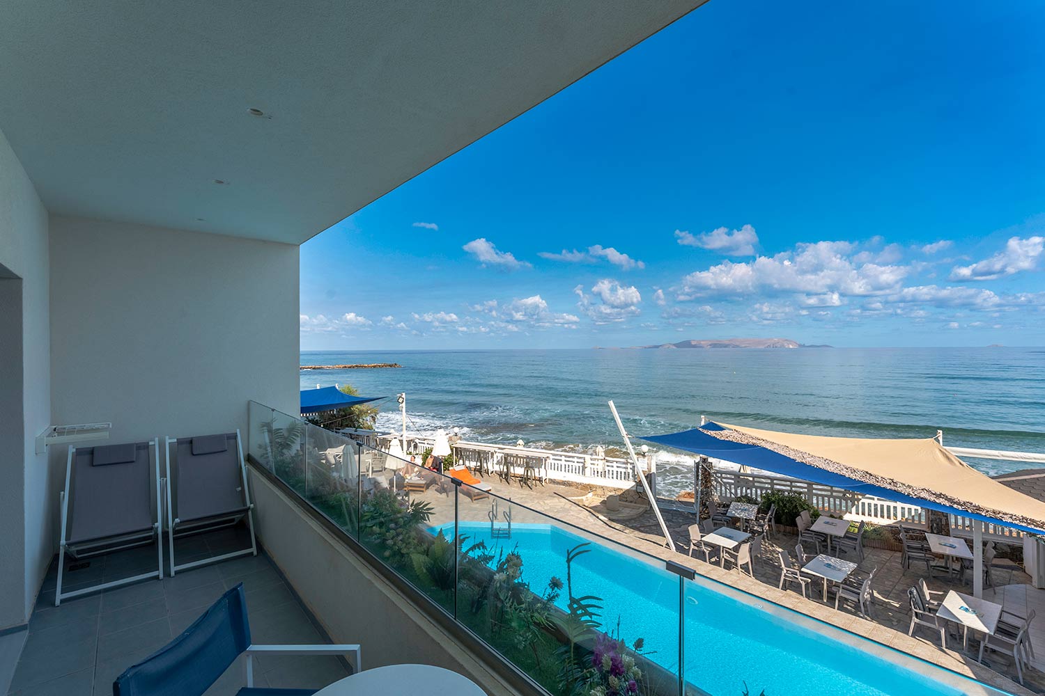 Sunset-beach-junior-suite-balcony